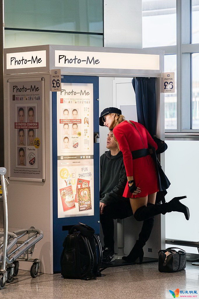 组图:帕里斯机场翘腿等男友拍照 牵手撒糖美艳动人vpic:201712/Paris_Hilton_1chi2e