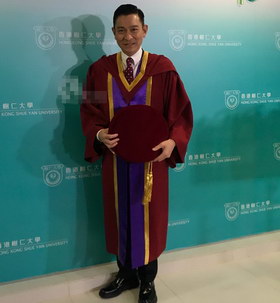 组图:刘德华获颁授荣誉博士学位 坦言第一天当博士很紧张