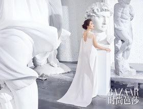 组图:刘涛登开年封面与雕塑共舞 光影交错间诠释高贵典雅