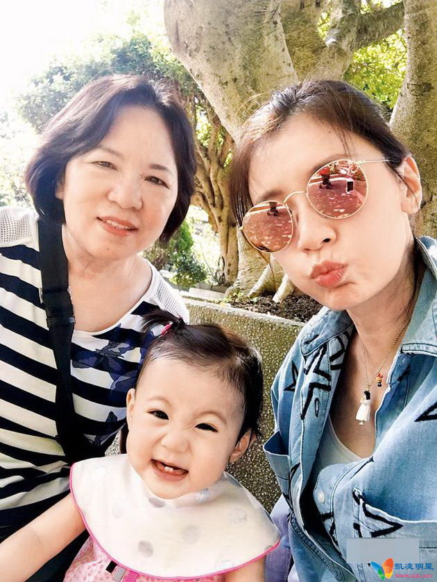 贾静雯(右)有空常带着女儿咘咘陪伴妈妈。vpic:201801/Jia_Jing_Wen_21uc30