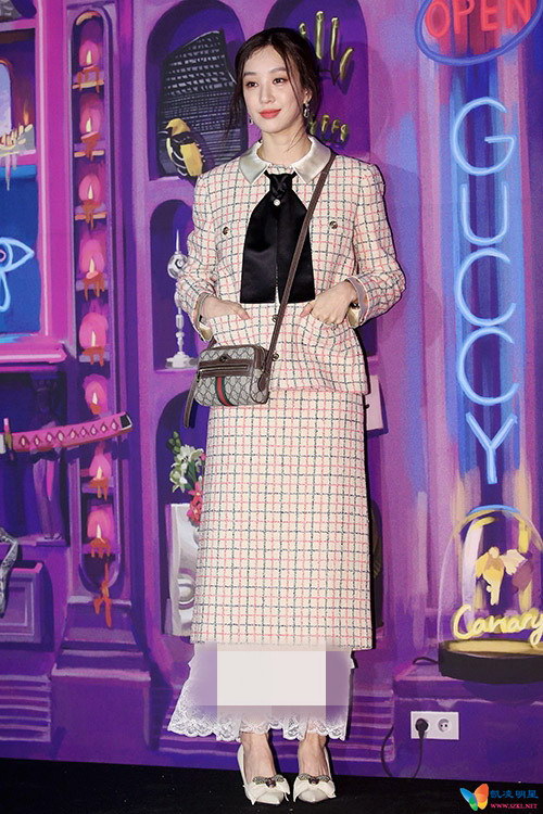 组图:郑丽媛出席时尚活动 打扮清丽造型古典美