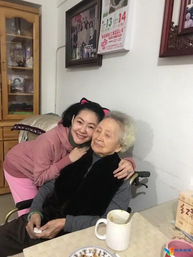 小S亲密抱着奶奶vpic:201801/Xu_Xi_Di_21f028