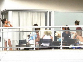 组图:超模安布罗休与友人阳台开趴 举杯豪饮香槟喝不停