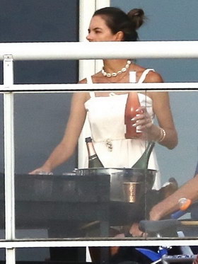 组图:超模安布罗休与友人阳台开趴 举杯豪饮香槟喝不停