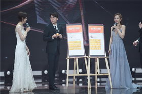 组图:2017新浪微博之夜现场 Baby李易峰获年度热搜艺人荣誉
