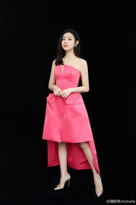 组图:陈妍希穿桃粉色抹胸短裙 身材姣好笑容迷人
