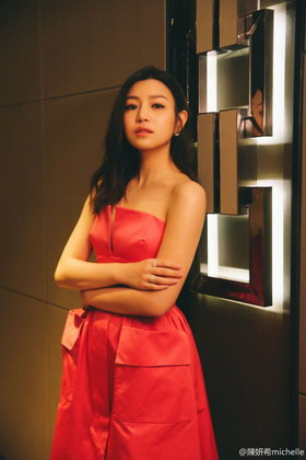 组图:陈妍希穿桃粉色抹胸短裙 身材姣好笑容迷人