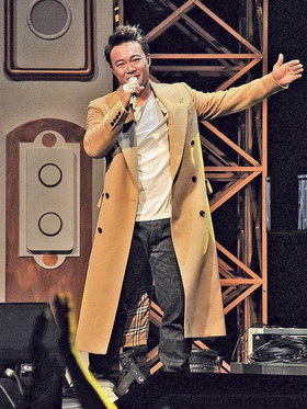 陈奕迅惊喜现身大唱经典作品，相信香港乐迷都很挂念他的声音。