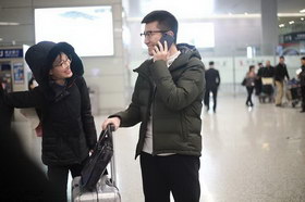 吴敏霞与老公现身机场 戴“情侣眼镜”越来越有夫妻相