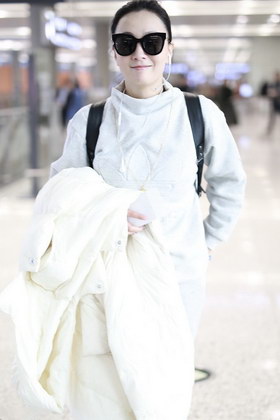 组图:陶虹素颜现身机场 裹白色羽绒服似棉被
