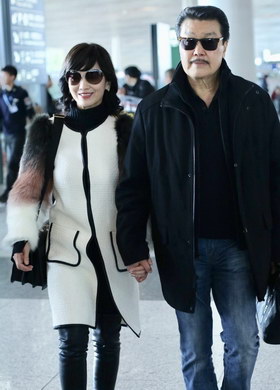组图:赵雅芝与老公黄锦燊抵达机场 两人十指紧扣超甜蜜