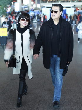组图:赵雅芝与老公黄锦燊抵达机场 两人十指紧扣超甜蜜