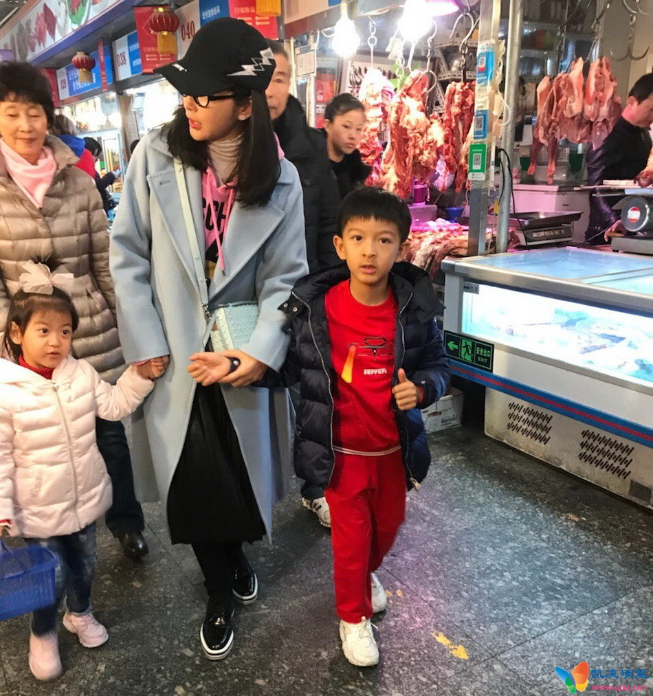 组图:李冰冰带小外甥逛菜市场被偶遇 打扮时髦被赞似少女vpic:201802/Li_Bing_Bing_229c2n