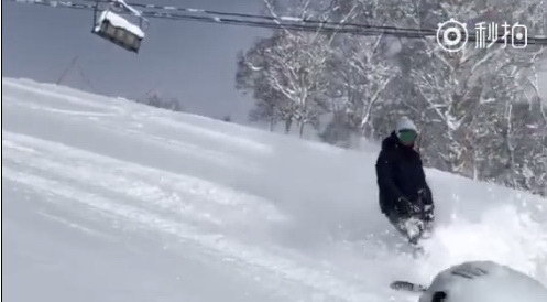 梁朝伟滑雪动作熟悉超酷炫