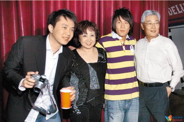 林俊杰(右二)与哥哥(左起)、妈妈及爸爸在演唱会庆功宴上开心合照。vpic:201802/Lin_Jun_Jie_22oc2h