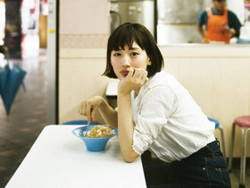组图:绫濑遥登上杂志封面 复古清新女神吃遍台湾美食