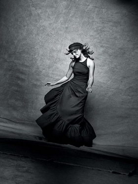 组图:艾玛·沃特森登封面 黑白画面绽放优雅隽永之美