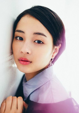 组图:女星广濑丝丝拍摄杂志写真 短发少女眼神迷离