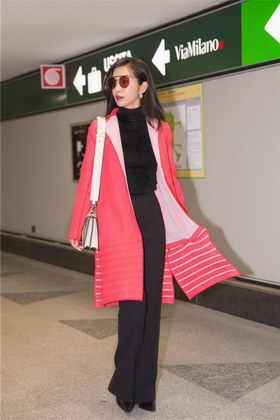 李冰冰受邀启程米兰时装周 珊瑚红风衣吸睛搭配诠释早春时尚