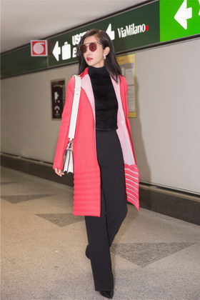 李冰冰受邀启程米兰时装周 珊瑚红风衣吸睛搭配诠释早春时尚