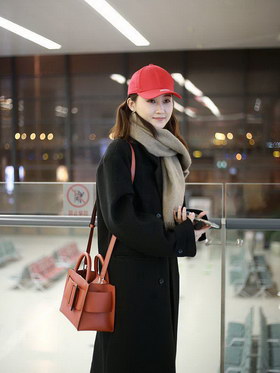 组图:“龙女郎”林鹏现身机场裹围巾保暖 戴小红帽可爱