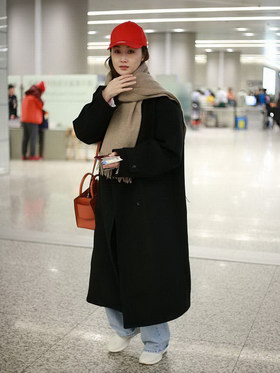 组图:“龙女郎”林鹏现身机场裹围巾保暖 戴小红帽可爱