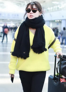 组图:马思纯穿黄色毛衣现身机场超亮眼 独自推大行李箱无包袱