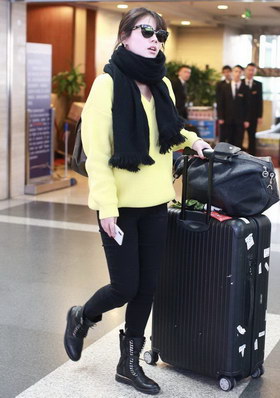 组图:马思纯穿黄色毛衣现身机场超亮眼 独自推大行李箱无包袱