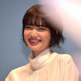 组图:女星小松菜奈参加电影活动 剪短发甜美可爱