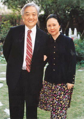 琼瑶(右)与平鑫涛伉俪情深，摄于1994年。