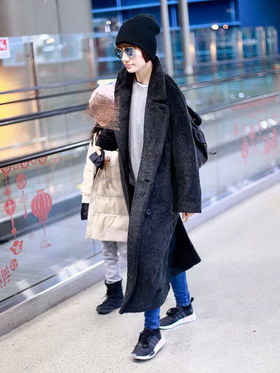 组图:袁泉携女儿回上海过年 全程牵手挡镜头爱女心切