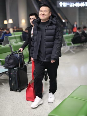 组图:岳云鹏机场候机带墨镜装酷 见镜头一秒破功