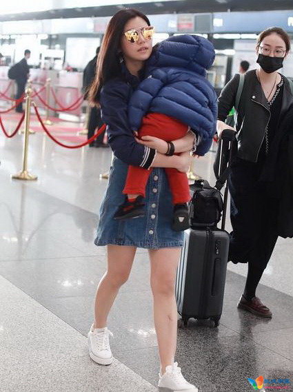 陈妍希抱儿子现身机场 小星星一路酣睡似树袋熊