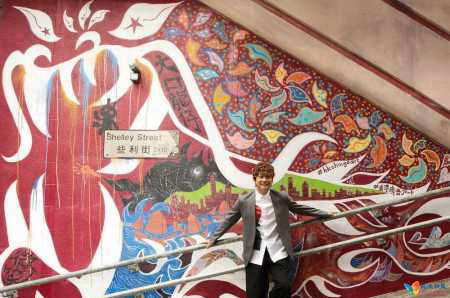 组图:香取慎吾在香港创作街头画 在自己作品前亮相