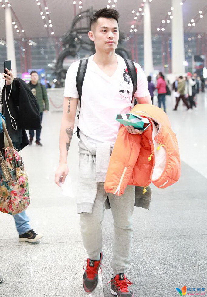 组图:林丹北京机场穿短袖纹身抢眼 体格健壮不嫌冷vpic:201803/Lin_Dan_234c2m