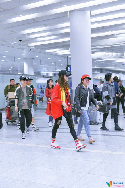 组图:张柏芝潮爆杭州机场红装耀眼 素颜秀筷子腿走路带风