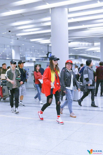 组图:张柏芝潮爆杭州机场红装耀眼 素颜秀筷子腿走路带风
