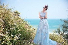 黄圣依杨子结婚10年拍纪念婚纱照 海边相拥甜蜜温馨