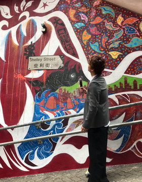 组图:香取慎吾在香港创作街头画 在自己作品前亮相