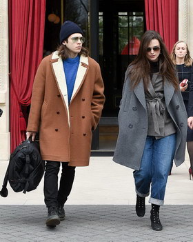 组图:凯拉·奈特利西装配大衣保暖又时髦 与丈夫情侣装出街
