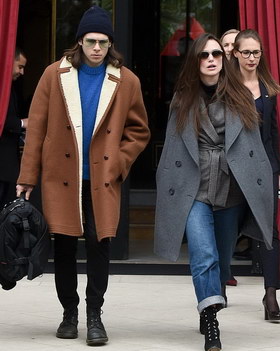 组图:凯拉·奈特利西装配大衣保暖又时髦 与丈夫情侣装出街