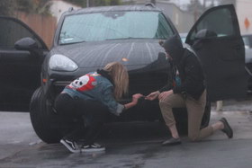 组图:斯图尔特冒雨带女友外出遇尴尬 趴车底找钥匙不顾形象