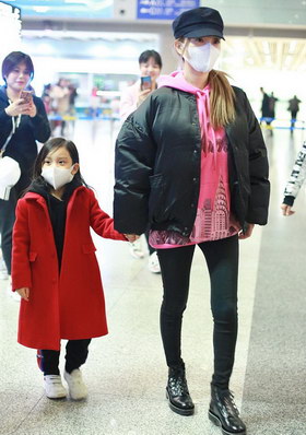 组图:李小璐携女儿亮相机场 甜馨紧牵妈妈频挥手乖巧可爱