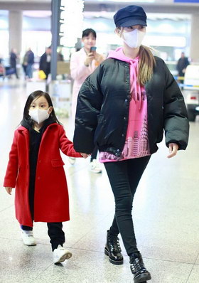 组图:李小璐携女儿亮相机场 甜馨紧牵妈妈频挥手乖巧可爱