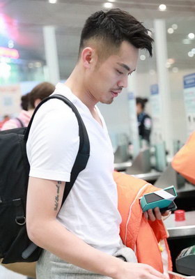 组图:林丹北京机场穿短袖纹身抢眼 体格健壮不嫌冷