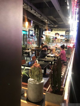 组图:网友偶遇刘涛餐厅用餐 纯素颜法令纹严重打扮休闲