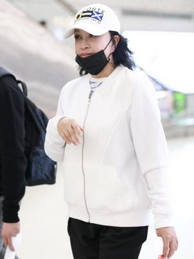 组图:刘晓庆身着白色外套戴鸭舌帽现身 走路带风十足大姐范儿