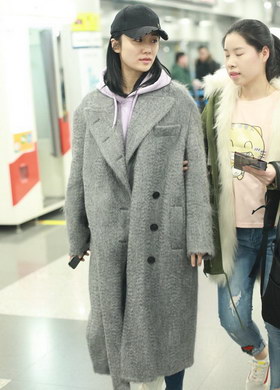 组图:刘芸亮灰色大衣配粉帽衫造型时尚 一路热聊心情好