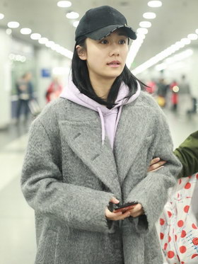 组图:刘芸亮灰色大衣配粉帽衫造型时尚 一路热聊心情好