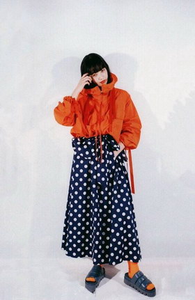 组图:小松菜奈登上杂志封面 演绎东京女孩时髦街头风